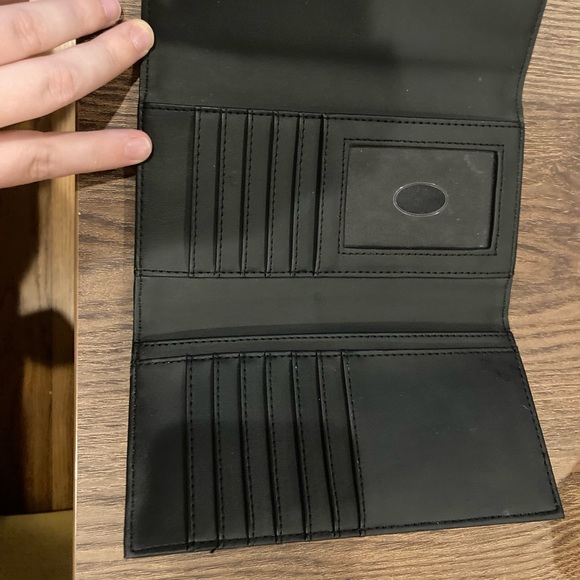 Black and white large Guess wallet - Picture 2 of 3